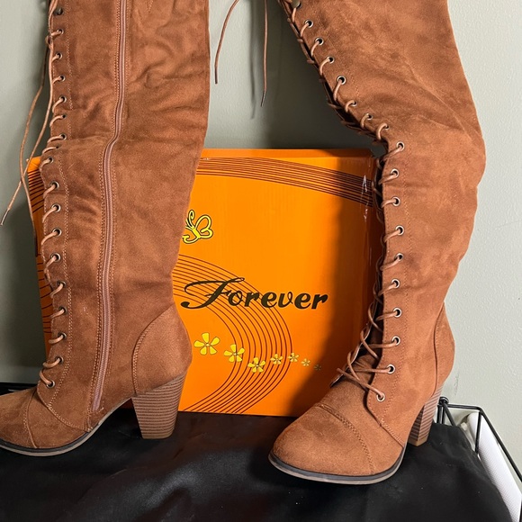 Woman’s boots not worn - Picture 2 of 3